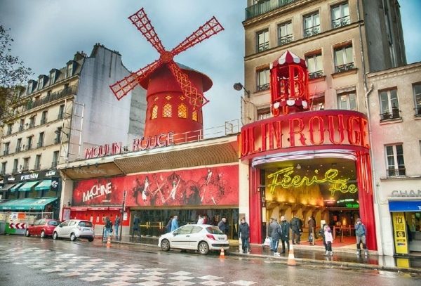 Paris Night Tour and Moulin Rouge Show with Half Bottle of Champagne