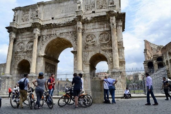 3-Hour Rome Bike Tour: Forum, Pantheon, Trevi Fountain, Colosseum