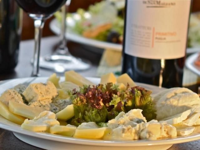 Prague Dinner Cruise with Hotel Transfers