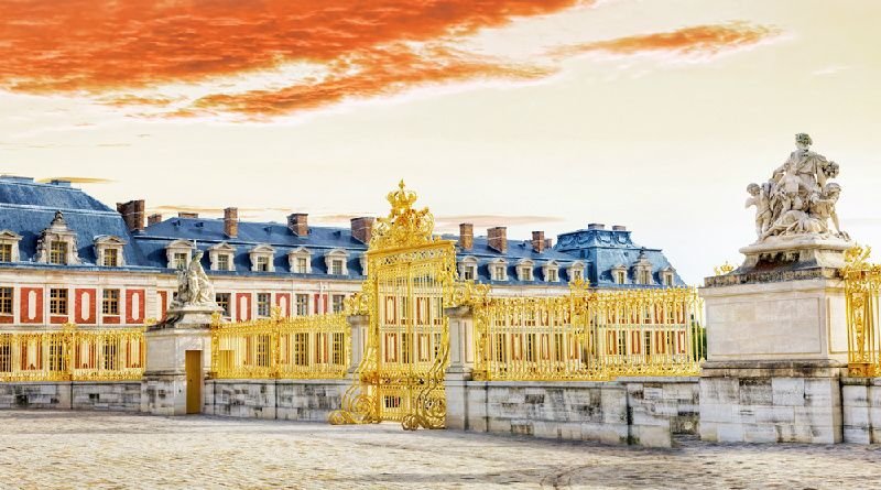 Palace of Versailles Tour with Paris Sightseeing, Boat Tour, and Eiffel Tower Tickets