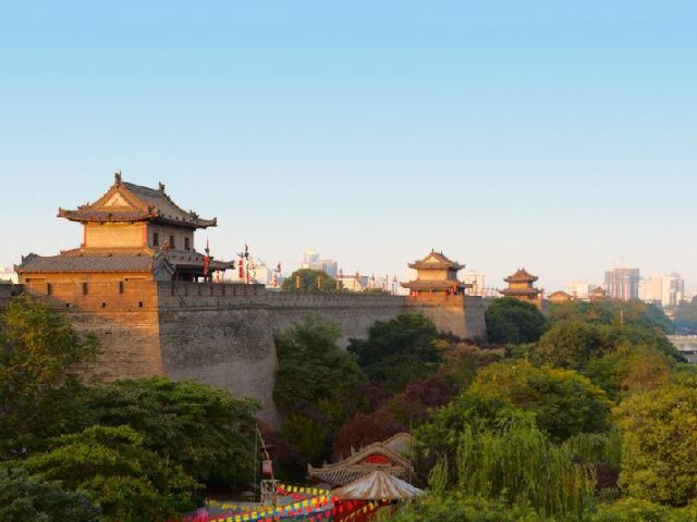 Private Xi'an City Wall Park Tour and Foodie Experience at Yongxingfang