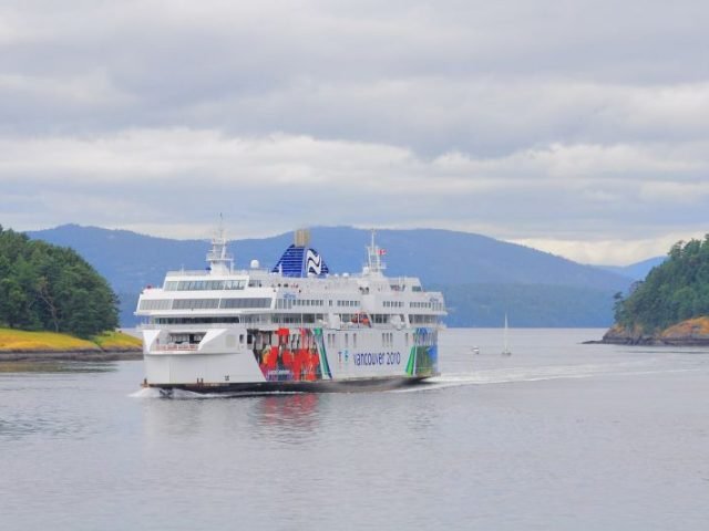 Private Victoria and Butchart Gardens Tour with Seattle Ferry