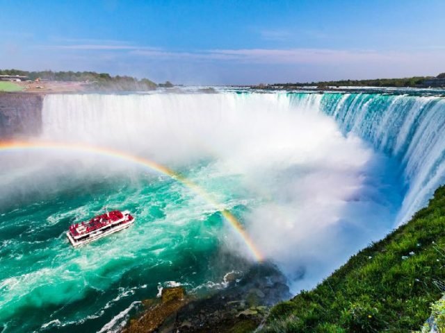 VIP Niagara Falls Tour with Hornblower Cruise from Toronto