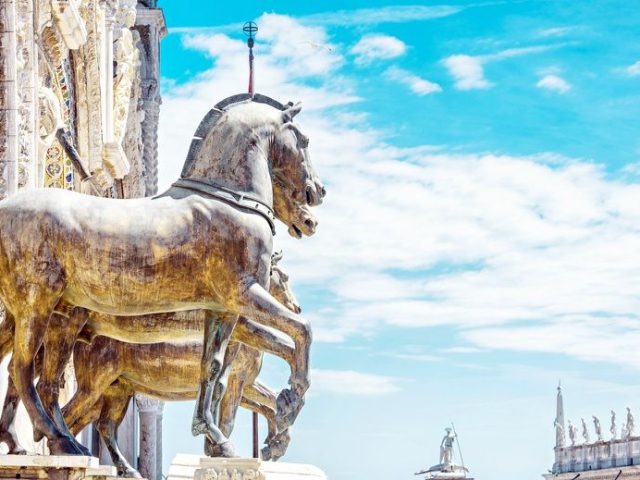 Best of Venice Walking Tour with St. Mark's Basilica and Gondola Ride