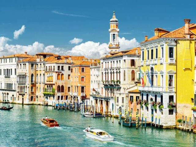 Enchanting Venice Walking Tour with Gondola Ride