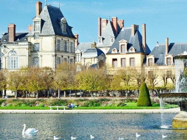 Fontainebleau and Vaux-le-Vicomte Small Group Tour from Paris