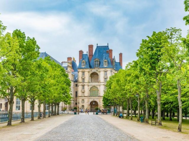 Fontainebleau and Vaux le Vicomte Day Trip from Paris with Audio Guide