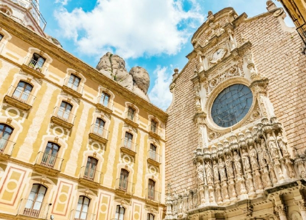 Small Group Tour of Barcelona and Montserrat with Personal Pick-up