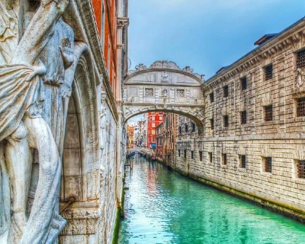 Secret Venice Walking Tour with Gondola Ride