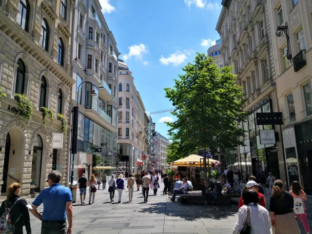 Vienna's Kärntner Straße: A Shopper's Paradise in the Heart of the City!
